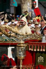 Image du Maroc Professionnelle de  SM Le roi Mohammed VI, accompagné par le prince héritier, Moulay Hassan ainsi que de son frère, le prince Moulay Rachid, salue la foule alors qu'il se trouvait dans une limousine lors d'une cérémonie d'allégeance marquant le 19e anniversaire de son accession au trône, au palais du roi à Tétouan, mardi 31 juillet 2018. (Photo / Abdeljalil Bounhar)